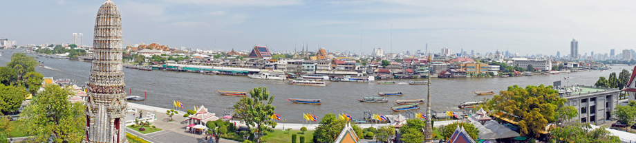 Panorámica del Río Chao Phraya con la zona antigua de Bangkok de fondo
