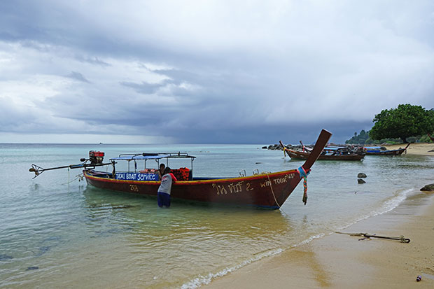 Barca de cola larga típica Tailandia